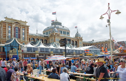 A very busy Scheveningen promenade